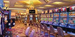 appsgame Slots Myanmar ကစားသမားများ Jackpot Slots ဂိမ်းကစားနေသောမြင်ကွင်း